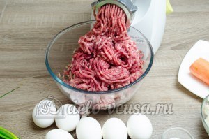 Мясной рулет с яйцом: Измельчить мясо и лук
