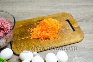 Мясной рулет с яйцом: Морковку натереть на средней терке