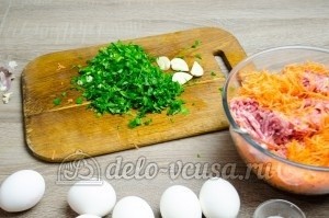 Мясной рулет с яйцом: Зелень измельчить