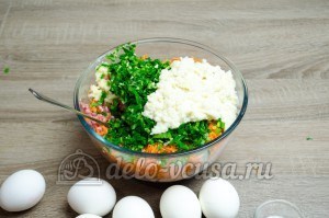 Мясной рулет с яйцом: Соединить ингредиенты