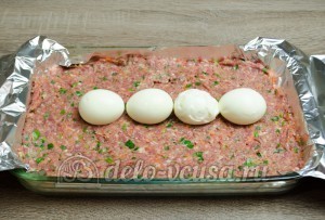 Мясной рулет с яйцом: Добавляем вареные яйца