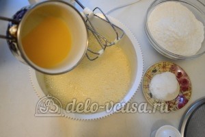 Шоколадный бисквитный торт: Добавить растопленное сливочное масло