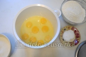 Шоколадный бисквитный торт: Взбить яйца