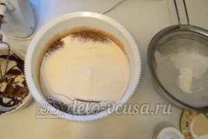 Шоколадный бисквитный торт: Добавить муку с содой