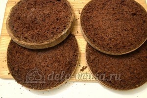Шоколадный бисквитный торт: Разделить каждый бисквит на 2 части