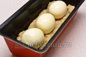 Рулет из фарша с яйцом: Выложить яйца
