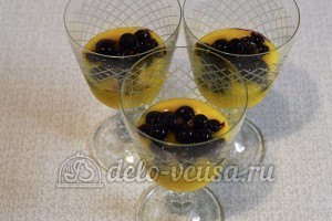 Десерт с консервированными персиками: Добавляем смородину