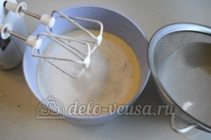 Медовый торт со сгущенкой: Просеять муку