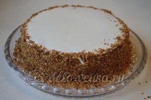 Медовый торт со сгущенкой: Покрыть верх торта растопленным шоколадом