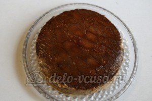 Медовый торт со сгущенкой: Накрыть вторым коржом