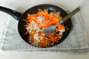 Куриный суп с лапшой: Нарезать лук, натереть морковь