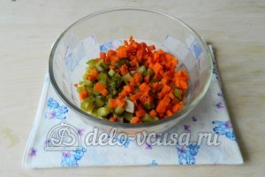 Оливье с мясом: Нарезать мелко морковь