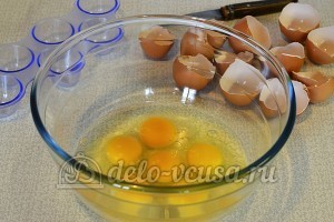 Яичница с картофелем: Разбиваем яйца