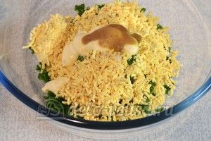 Яйца фаршированные сыром: Добавить майонез, горчицу и соль