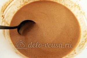 Шоколадные блинчики: Добавить масло, шоколад и коньяк к остальным ингредиентам