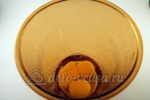 Шоколадные блинчики: Разбить яйца