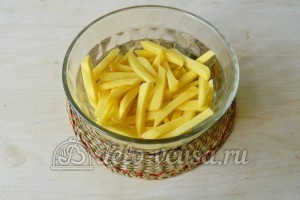 Картошка фри в духовке: Картошку очистить и порезать соломкой