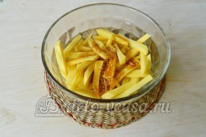 Картошка фри в духовке: Картошку заправить маслом