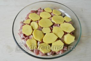Картофельная запеканка с мясом и грибами: Выкладываем картофель