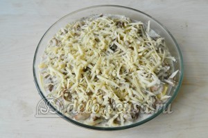 Картофельная запеканка с мясом и грибами: Посыпаем сыром