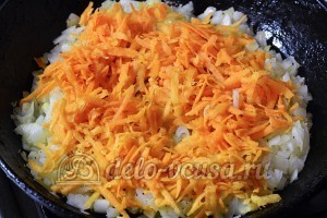 Суп с опятами и картошкой: Выложить на сковороду морковь