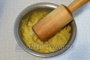 Суп с опятами и картошкой: Размять картофель в пюре