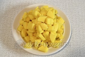 Суп с опятами и картошкой: Картофель нарезать кубиком