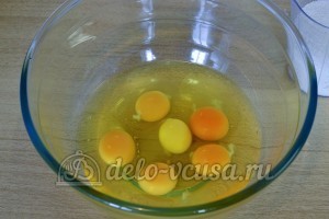 Бисквитный торт с масляным кремом: Разбиваем яйца