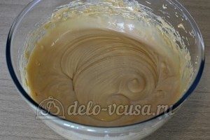 Бисквитный торт с масляным кремом: Взбиваем крем до готовности