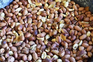 Бисквитный торт с масляным кремом: Обжариваем арахис