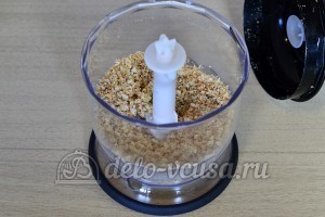 Бисквитный торт с масляным кремом: Перемалываем арахис