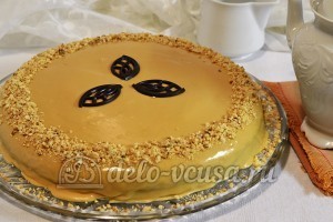 Бисквитный торт с масляным кремом: Украшаем торт орехами и фигурным шоколадом