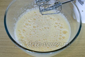 Бисквитный торт с масляным кремом: Взбиваем яйца с сахаром