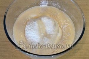 Бисквитный торт с масляным кремом: Добавляем в тесто муку
