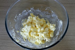 Бисквитный торт с масляным кремом: Взбиваем сливочное масло