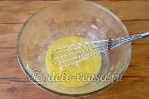 Блины с крабовыми палочками: Соединить яйца с сахаром и солью