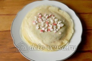 Блины с крабовыми палочками: Кладем начинку на блинчик