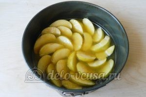 Пирог-перевертыш с яблоками: Залить карамелью