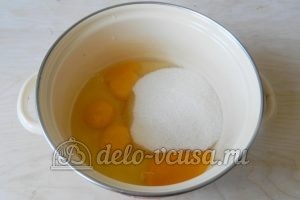 Пирог-перевертыш с яблоками: Соединить яйца и сахар