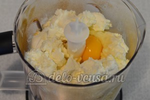 Кофейный чизкейк: Добавляем яйцо