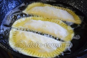 Чебуреки с мясом и сыром: Жарим чебуреки в масле