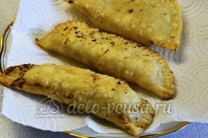 Чебуреки с мясом и сыром: Кладем на бумажное полотенце