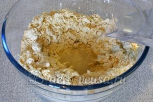 Чебуреки с мясом и сыром: Добавить воду
