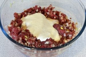 Чебуреки с мясом и сыром: Добавить соус к мясу