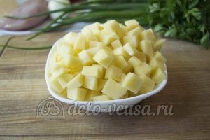 Овощной суп с фрикадельками: Порезать картошку