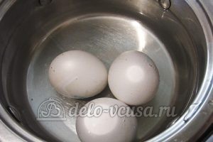 Салат из редиски с яйцом и огурцом: Варим яйца