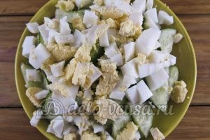 Салат из редиски с яйцом и огурцом: Кладем слой вареных яиц