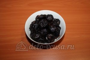 Чернослив с орехами и сгущенкой: Сформировать ягоды
