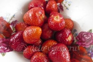 Маффины с клубникой: Подготовить ягоду
