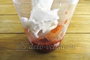 Молочный коктейль с клубникой и мороженым: Добавить мороженое